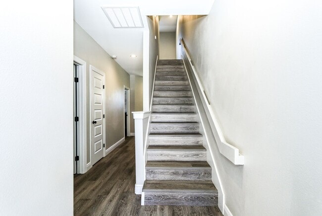 Building Photo - MOVE IN SPECIAL!! Modern 3-Bed, 3-Bath Tow...