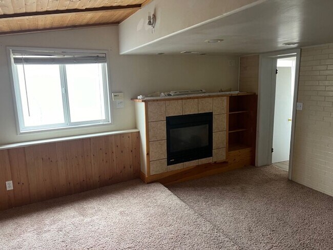 Building Photo - Beautifully updated home