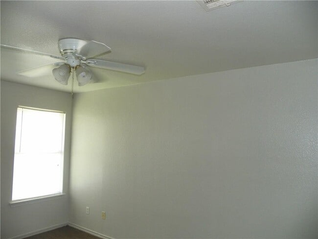 Building Photo - 2221 Creekside Ln