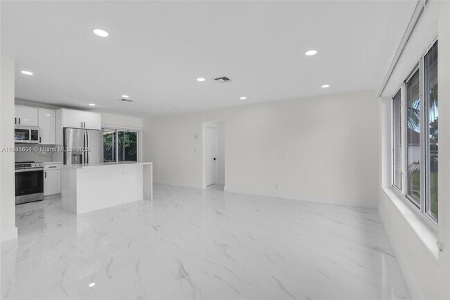 Building Photo - 6431 Roosevelt St