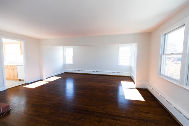 Living Room - 584 Courtland Ave
