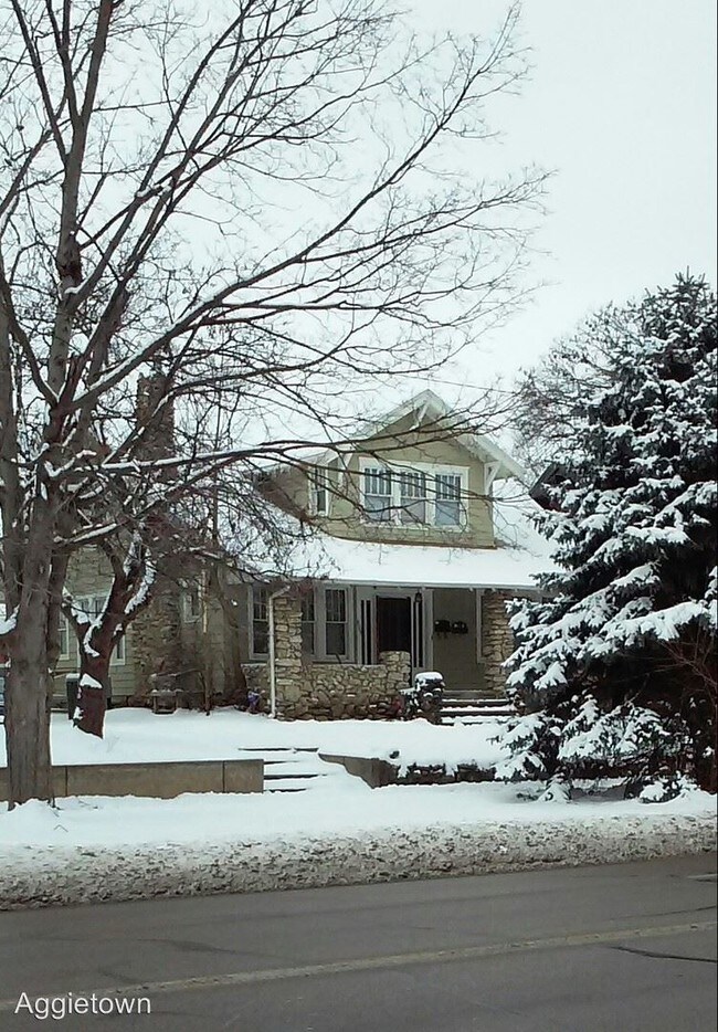 Building Photo - 825 Bluemont Ave