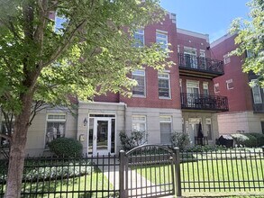 Building Photo - 807 W University Ln