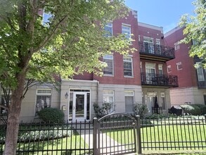 Building Photo - 807 W University Ln