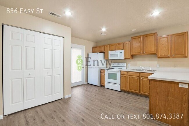Building Photo - 856 Easy St