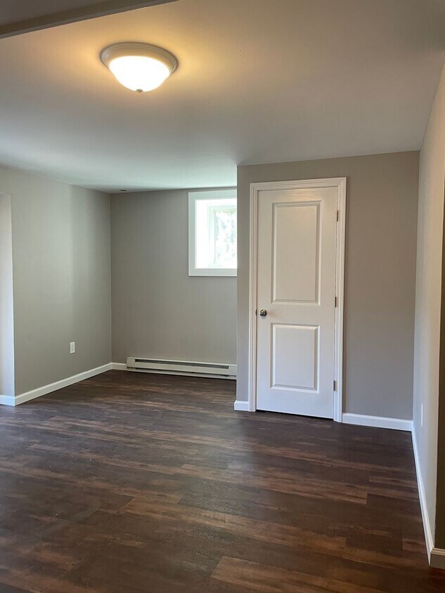 172174 Hilliard St Unit 1st Floor, Manchester, CT 06042 Room for