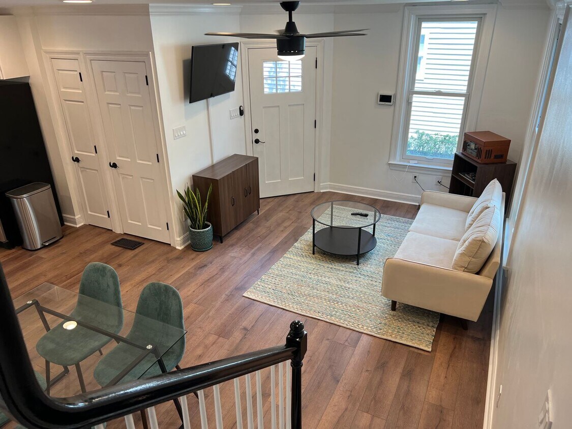 Primary Photo - Gorgeous Upscale Renovation 1 BR in Univer...