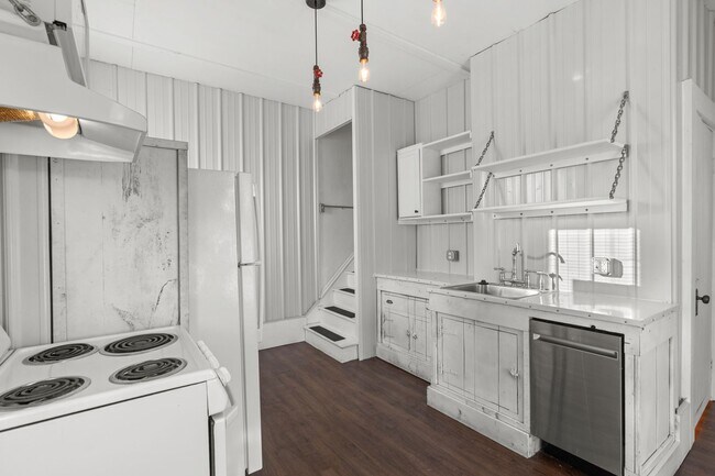 Building Photo - Charming  2BR 1.5Bath South City Home in Prime Dogtown Location