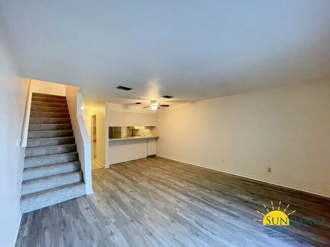 Building Photo - Great Centrally Located 2 Bedroom Townhous...