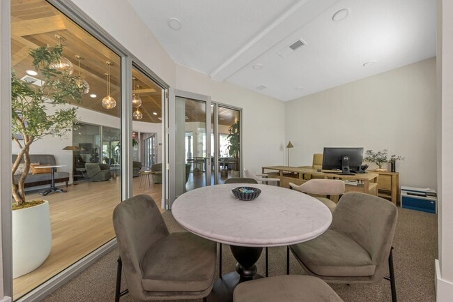 Interior Photo - Everest Largo Apartments