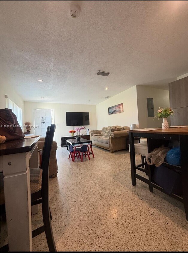 Foto del edificio - 38 Silver Springs Dr