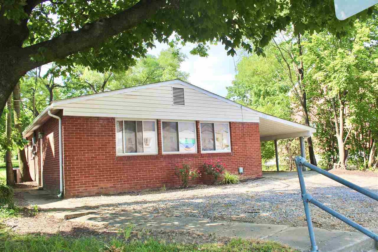 Primary Photo - 825 S High St