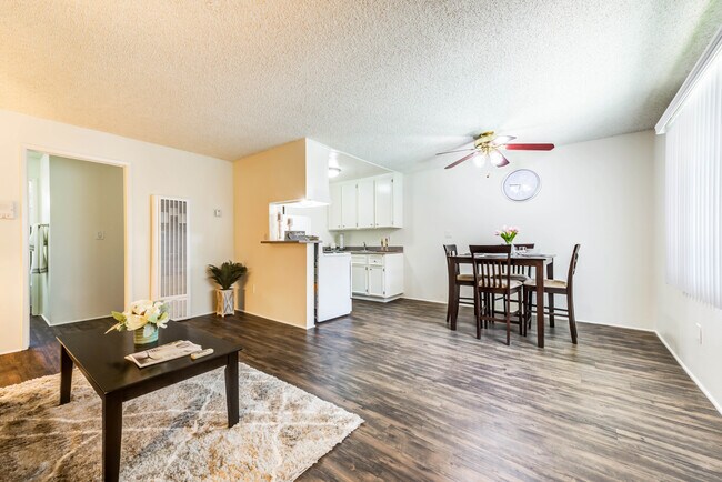 Disposición de concepto abierto de gran vivir en un apartamento de una habitación en el Promenade Apartments en Van Nuys, CA - The Promenade