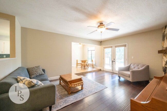 Building Photo - Fresno Westside Home, 3BR/2BA, Built 1966 ...