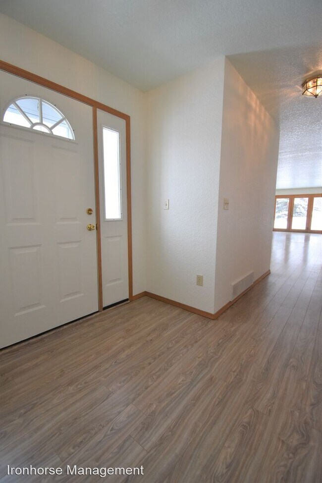 Building Photo - 2 br, 2 bath House - 3150 Graf Unit 9