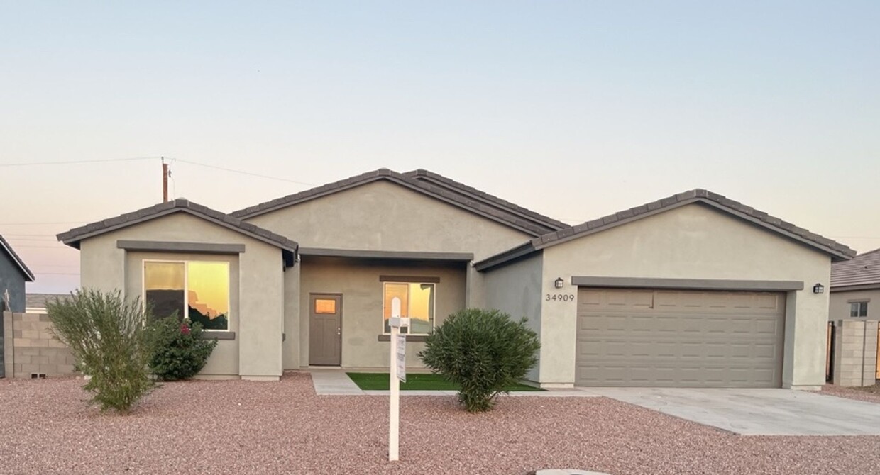 Foto principal - Newer Home with RV Gate in San Tan Valley!