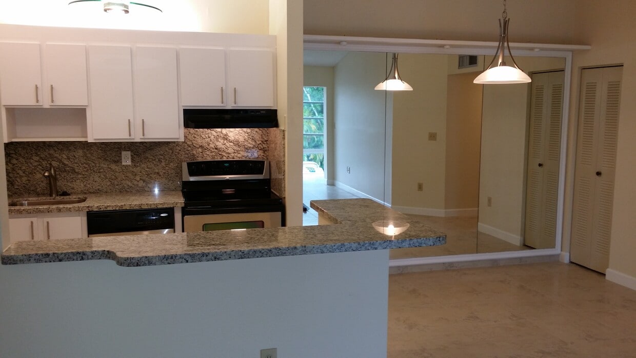 Cocina / Comedor - 4760 NW 102nd Ave