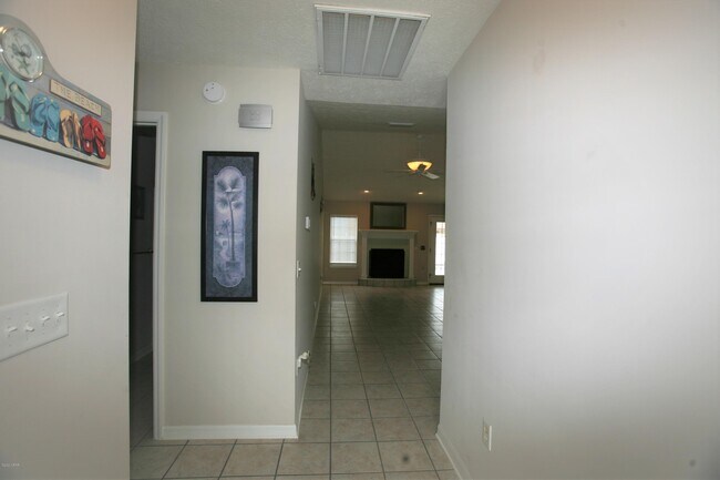 Building Photo - 615 Poinsettia Ct