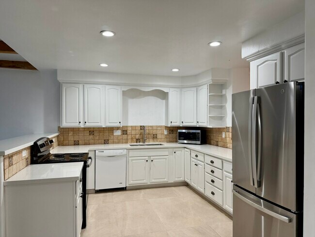 Cocina - 2410 E 1st St