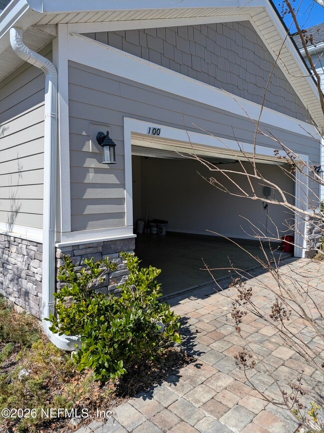 Building Photo - 100 Golden Fern Dr