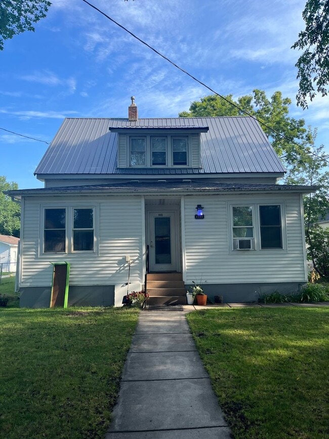 Building Photo - 1111 9th Ave N