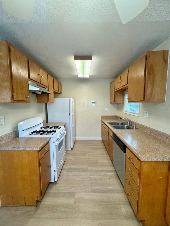 Building Photo - Beautifully Renovated 2 Bed / 1 Bath Apartment for Rent in Los Alamitos!