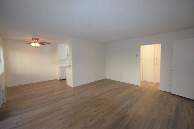 Foto del edificio - 6115 Whitsett Ave