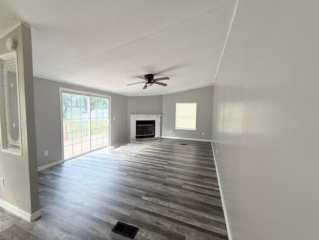 Foto del edificio - 5050 Box Wood Ct