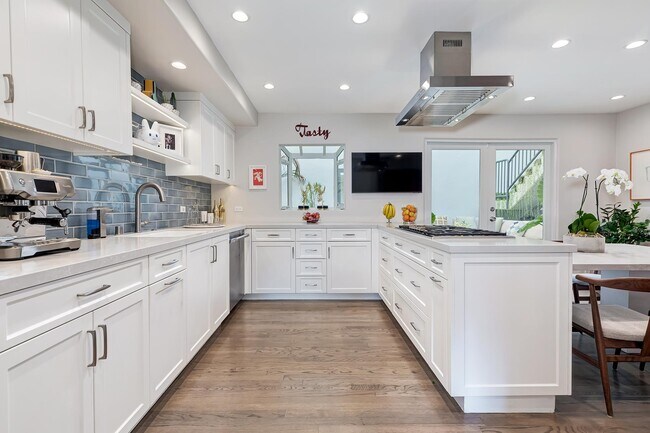 Cocina - Luxury Hollywood Hills Retreat!