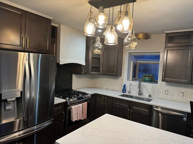 Building Photo - 608 Montrose Ave