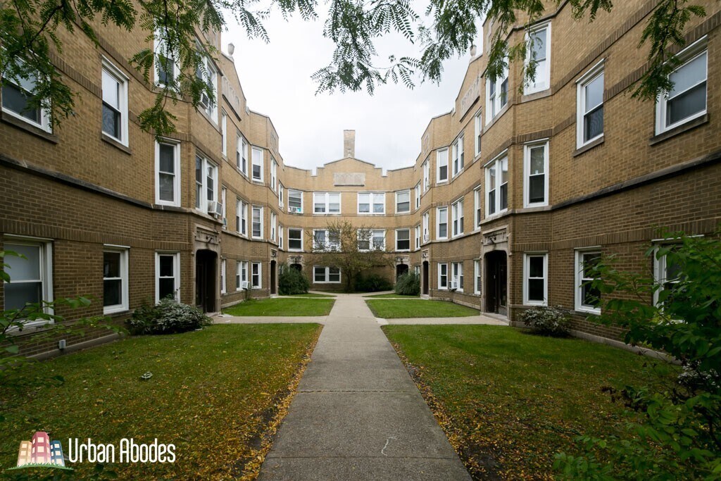 Foto principal - 4830 W Addison St