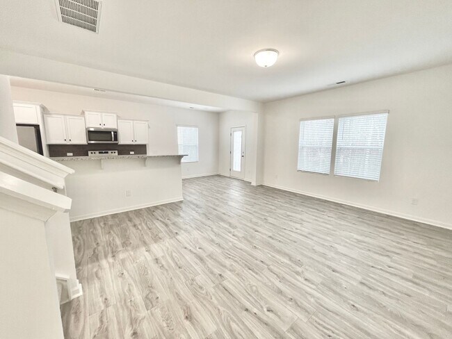 Building Photo - Beautiful & Spacious 3Bed Paired Home minutes from I-85