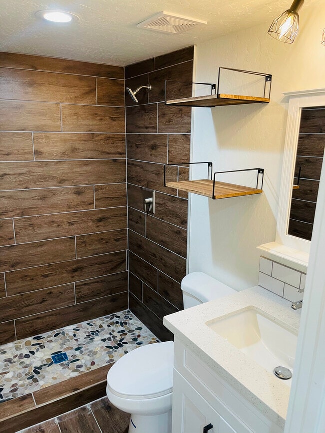 Building Photo - 2 bedroom townhome newly renovated ready f...