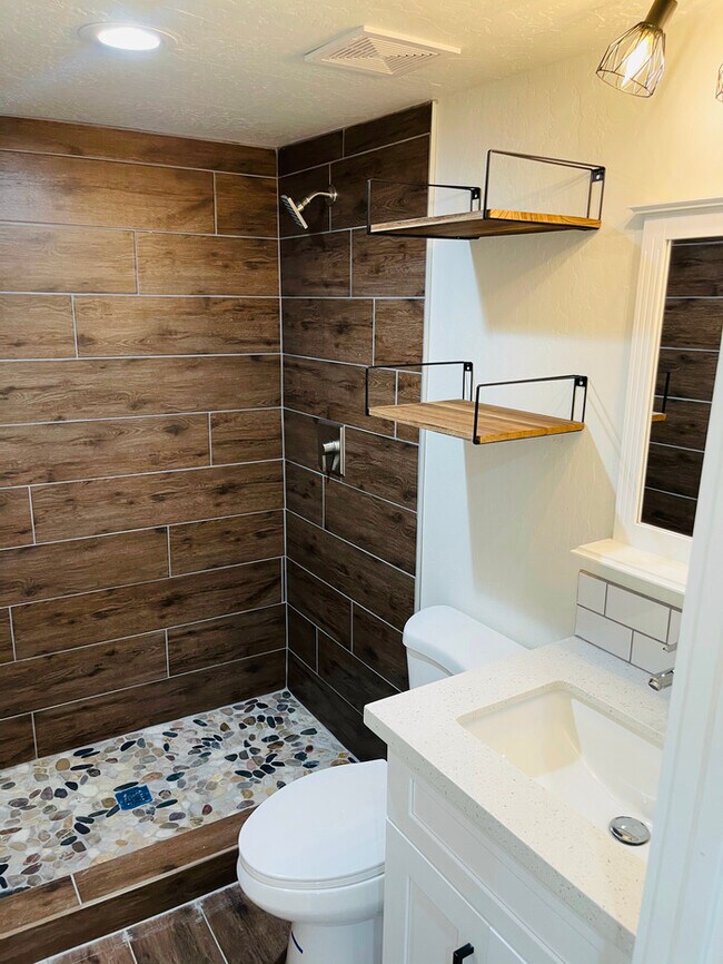 Foto del edificio - 2 bedroom townhome newly renovated ready f...
