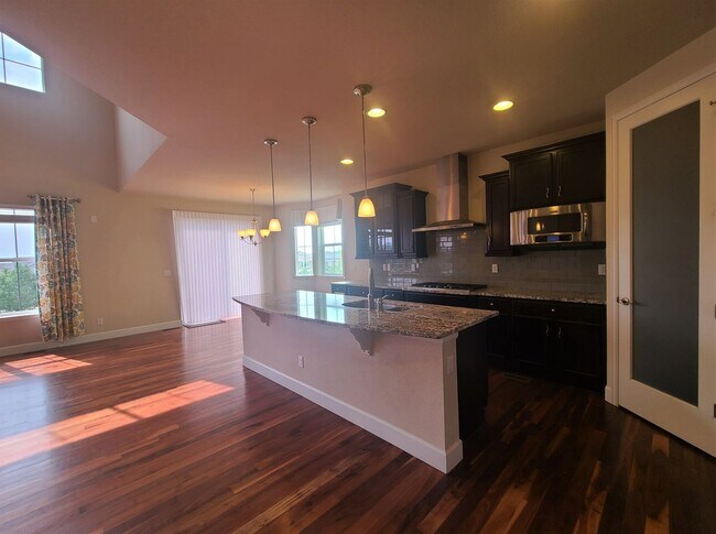 Building Photo - STUNNING 4 BEDROOM/3.5 BATHROOM HOME W/ MO...
