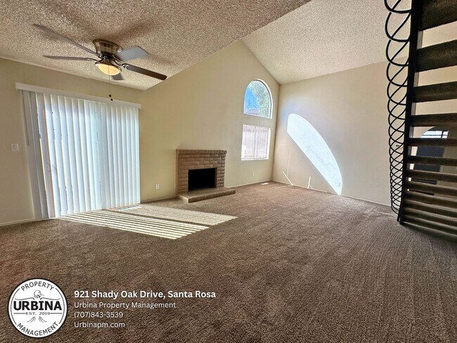 Building Photo - Spacious 3-Bedroom End Unit in Prime Santa...