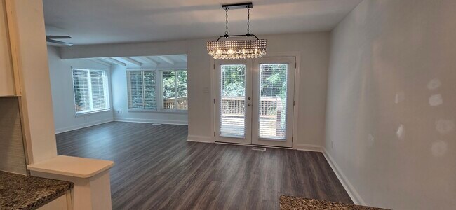 Foto del edificio - 5703 Willowbrook Dr