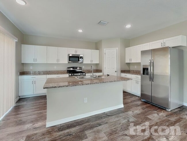 Building Photo - 12930 Oak Hill Way