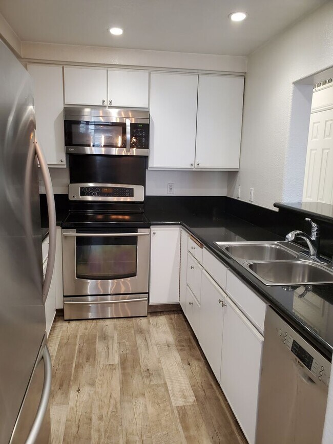 Building Photo - Beautiful Updated Condo in Prime San Ramon...