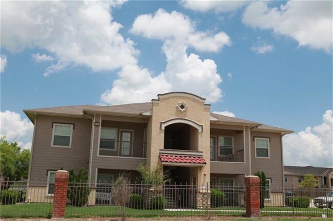 1499 Easterling Dr, Alice, TX 78332 Townhouse for Rent