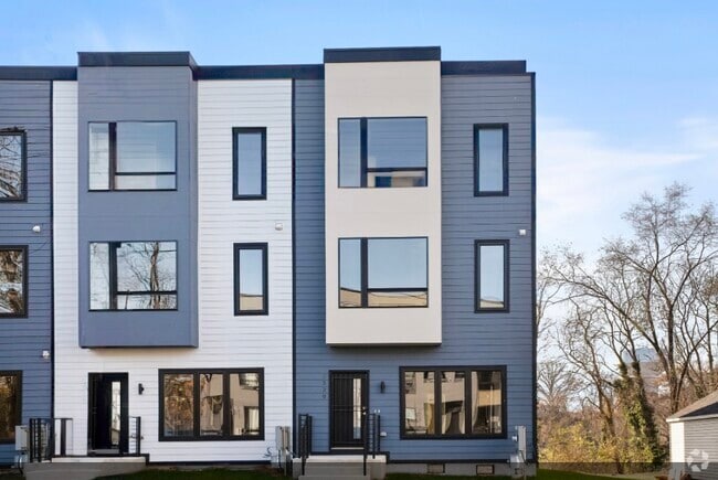 Building Photo - 2520 Elvans Rd SE