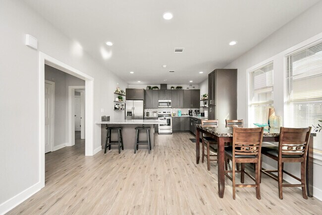 Foto del edificio - 1326 Hussion St