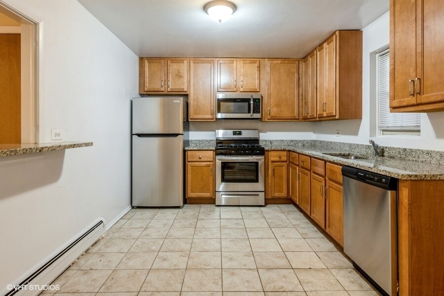 Primary Photo - Spacious 3 BR/2 bath Rogers Park unit, Wat...