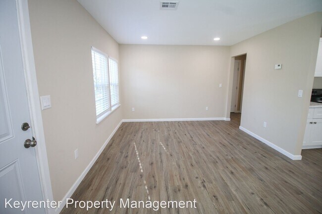 Building Photo - 2 br, 1 bath House - 3150 E Woodrow Pl