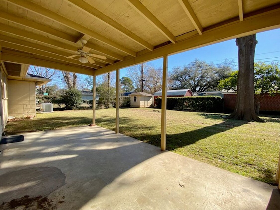 Building Photo - Broadmoor Neighborhood 3 BEDROOM /1.5 Bath...