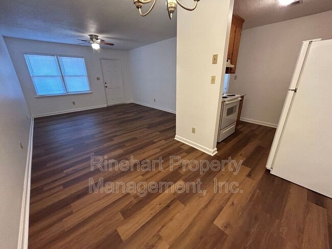 Foto del edificio - 1100 Chandler Dr
