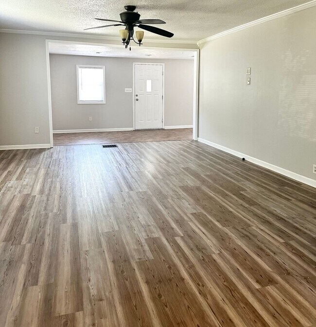 Building Photo - Beautiful 3 bedroom, 1 bath located on the...