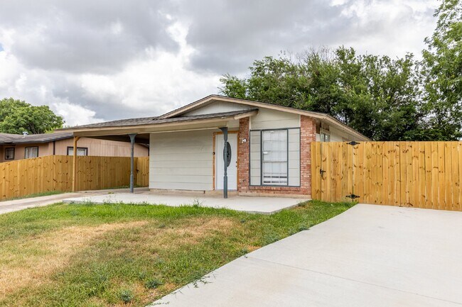 Building Photo - 442 Crestfield Dr