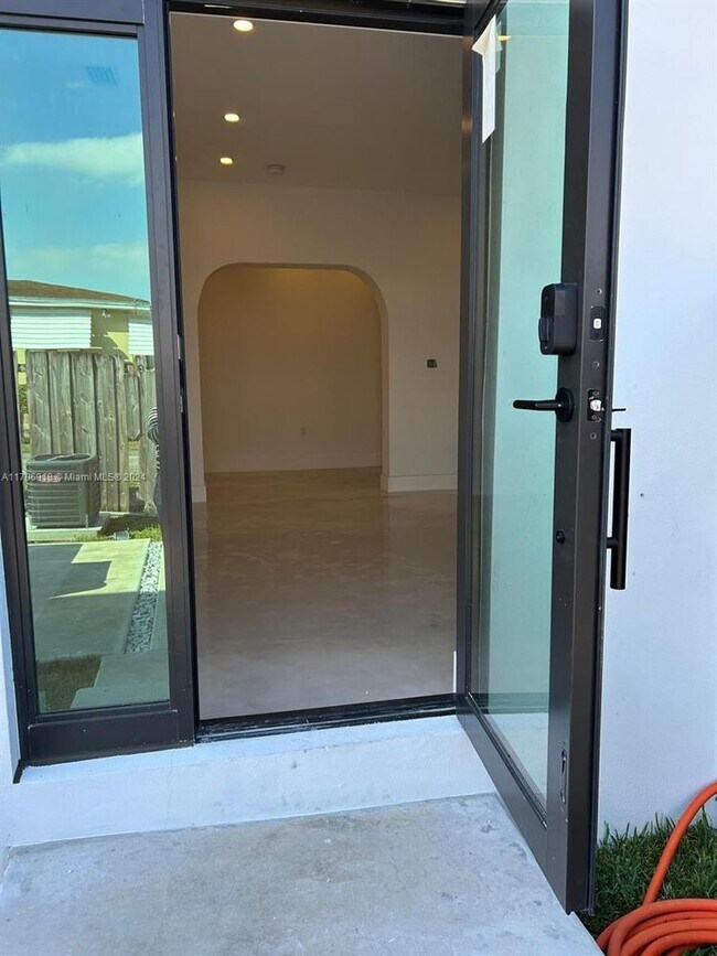 Foto del edificio - 8311 Grand Canal Dr