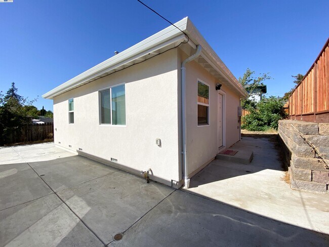 Foto del edificio - 4268 Omega Ave